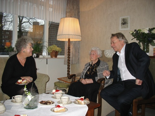 103 jaar de burgemeester bracht zijn echtgenote mee