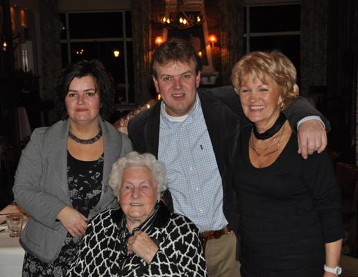 Elli met dochter Helma en kleinkinderen Jan Willem en Marloes