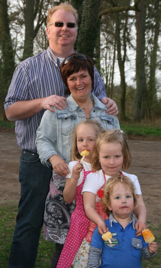 Kleindochter Marloes met gezin april 2011